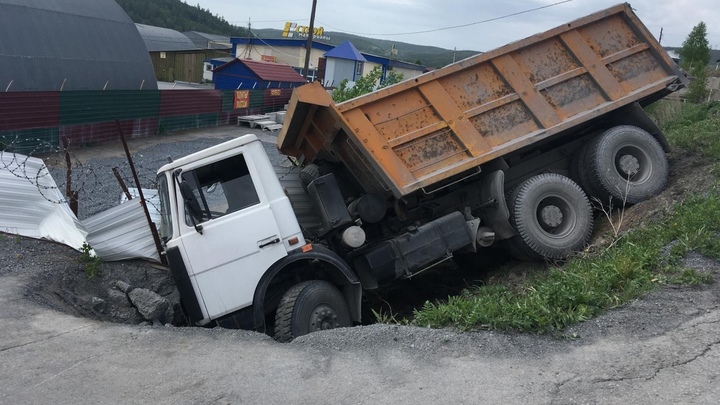Водителя задавил его же грузовик в Челябинской области
