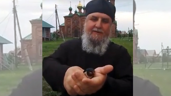 В Челябинской области священник спас ласточку
