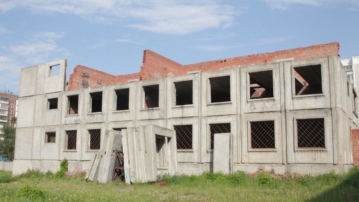 20 лет строили, а теперь снесут: в Челябинске демонтируют опасный корпус школы