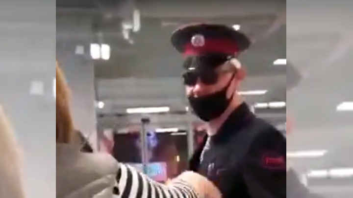 Охранник магазина отправил в нокаут мужчину на каблуках в Челябинске