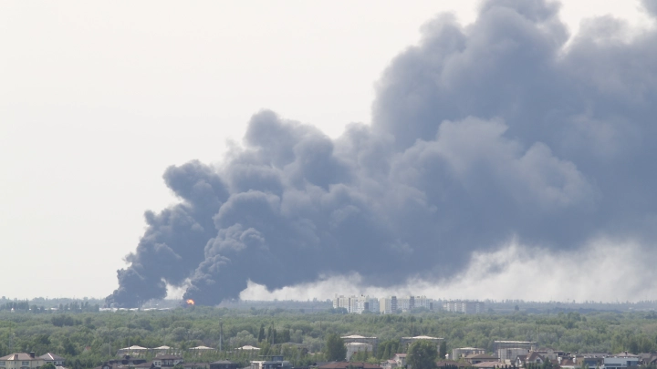 Пожар в Балашихе тушат два часа: огонь охватил склад на площади 4 тысячи кв. м. Что известно