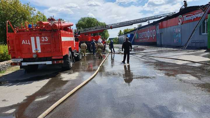 В Челябинской области загорелся большой магазин
