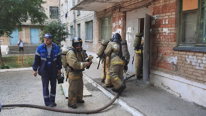 Хотели прыгать с пятого этажа: пожарные спасли 21 человека из горящего дома в Челябинской области