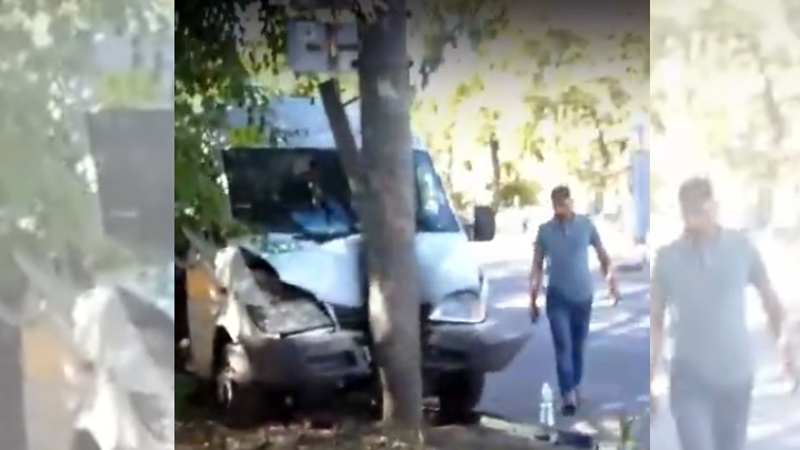 Маршрутка с пассажирами врезалась в столб в Челябинске, пострадали шестеро [Видео]