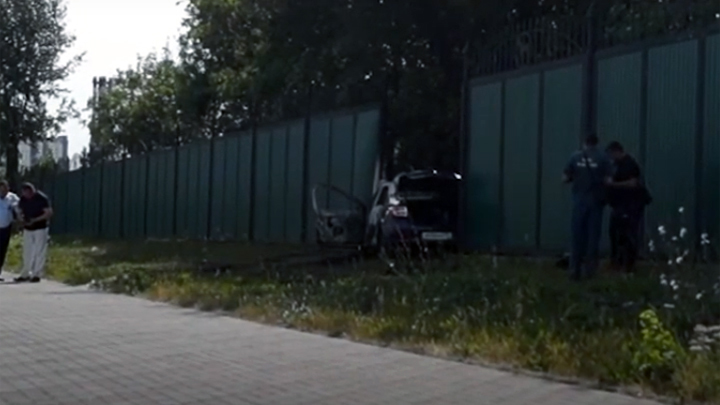 Такси врезалось в забор и сгорело в центре Челябинска