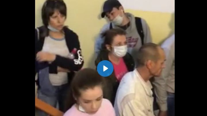 Челябинцы толпятся в психоневрологической больнице, нарушая ковидный режим