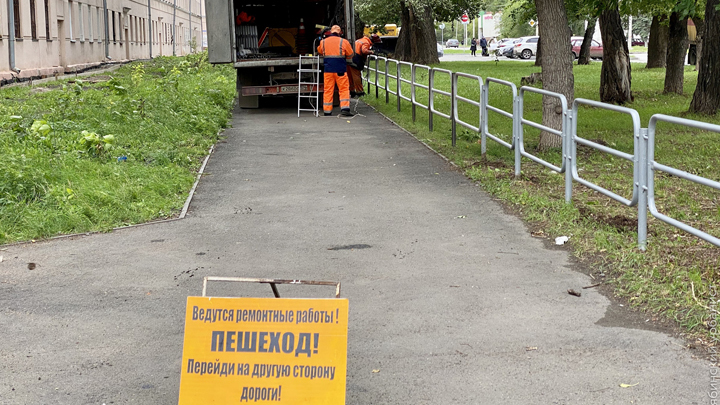 В Челябинске снова тратят деньги на установку серых заборов