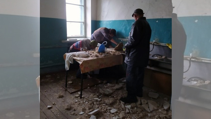 Жить можно: вслед за потолком ванной в общежитии Златоуста рухнул потолок кухни