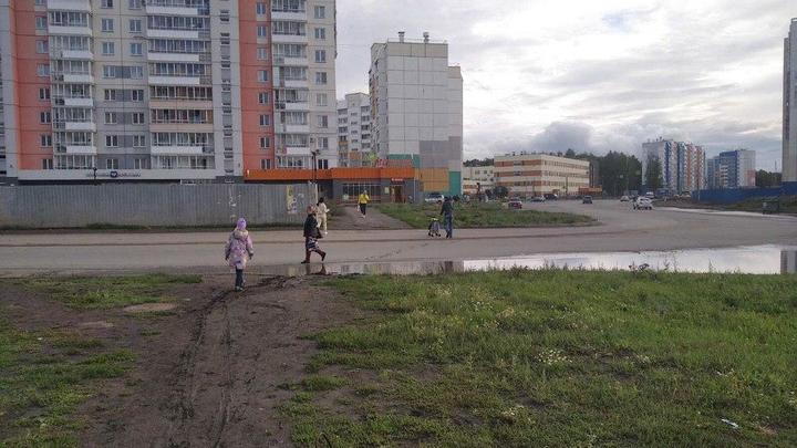 Родители бьют тревогу: на опасном перекрестке возле новой школы в Челябинске нет светофора