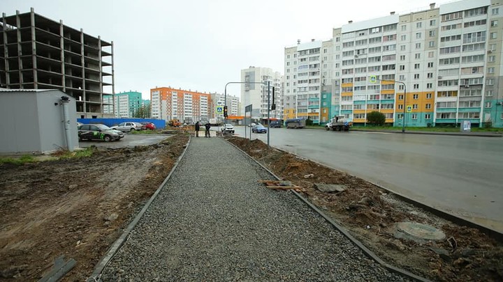 В микрорайоне Парковый в Челябинске осенью достоят дорогу