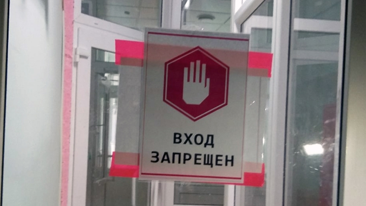 Больные входят и выходят из здания ковидного госпиталя Челябинска