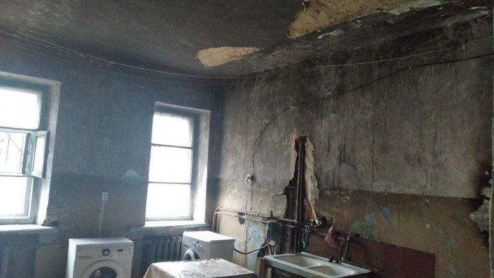 Прокуратура заставила чиновников Златоуста заняться домом, где на ребенка рухнул потолок