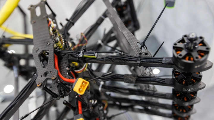 Прорыв от питерских учёных: беспилотники научили летать в рое даже при радиопомехах