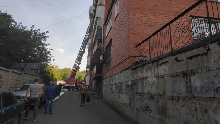 На пожаре в Челябинске мужчина разбился, спрыгнув с крыши