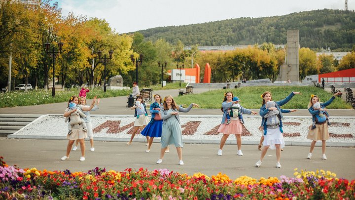 Мамы Миасса устроили флэшмоб с младенцами в центре города [Фото, видео]