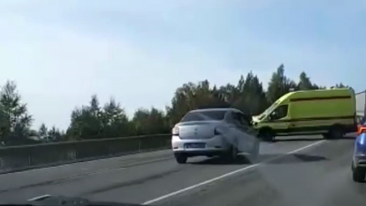 Автомобиль реанимации столкнулся с грузовиком в Челябинской области