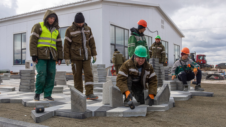 Повалил на землю и не давал вставать час: в Челябинске на роллера напал укладчик плитки 