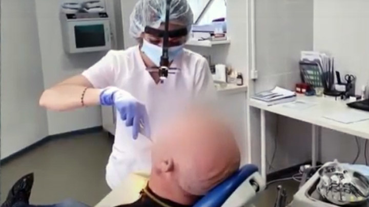 В Челябинске стоматолог делала селфи на фоне пациентов и сливала в сеть