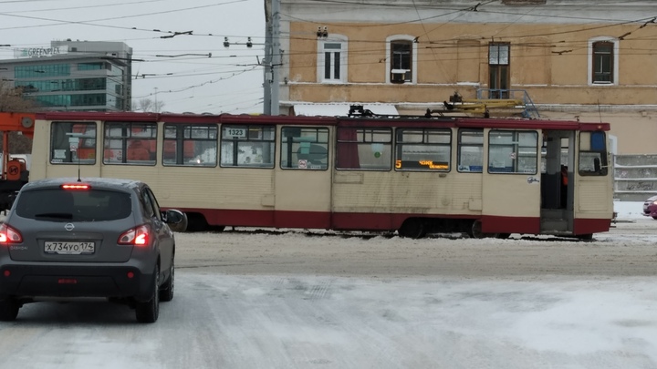 Трамвай сошел с рельсов в центре Челябинска