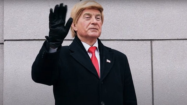 «Россия любит Трампа!»: Зачем новосибирец вышел на улицы города в образе президента США