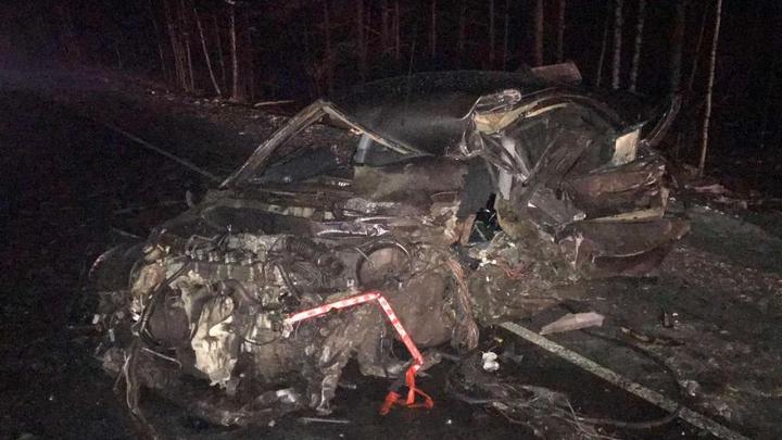 Страшная авария под Курганом: легковое авто врезалось в два грузовика
