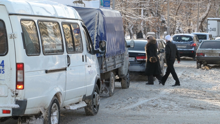 Новое тросовое ограждение в Челябинске заросло грязью