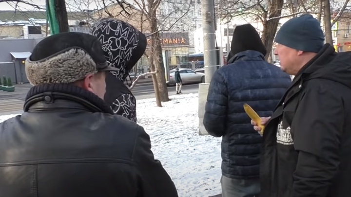 Челябинцы выменяли у москвичей сигареты и алкоголь на бананы
