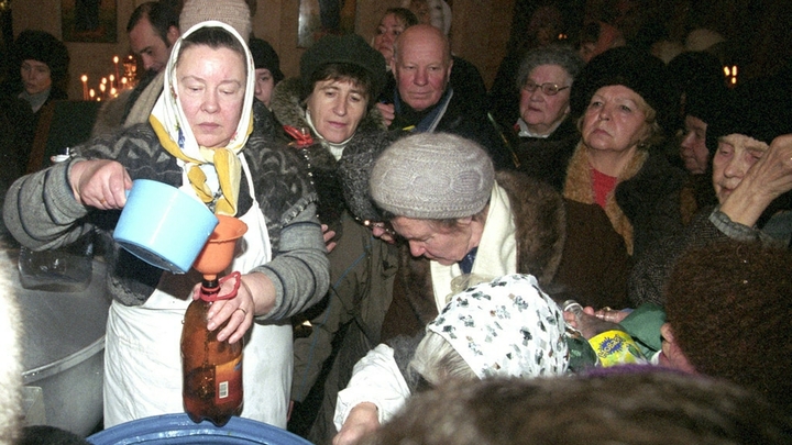 Что делать с прошлогодней святой водой: ответ священников