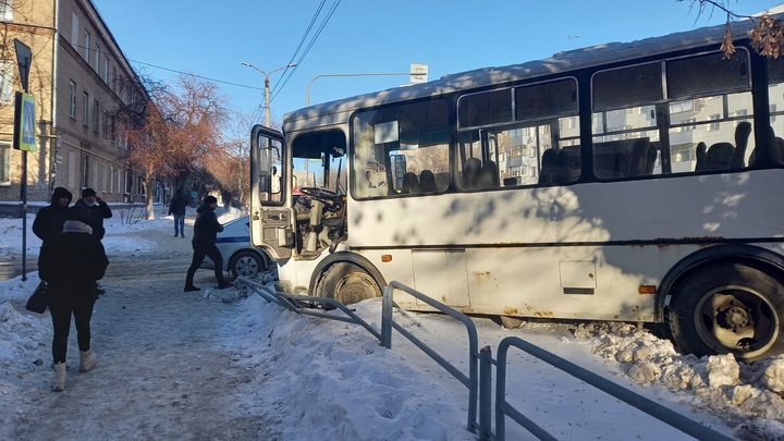 Водителя маршрутки, насмерть сбившего женщину в Челябинске, отправили в изолятор