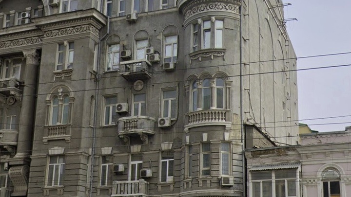 В Ростове со старинного здания отдела полиции на Будённовском начали падать кирпичи