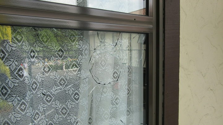 Пробили стекло в детской комнате: в Челябинске неизвестные стреляют по окнам
