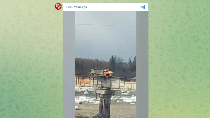 Появилось видео с повисшим на самом опасном мосту в России грузовиком