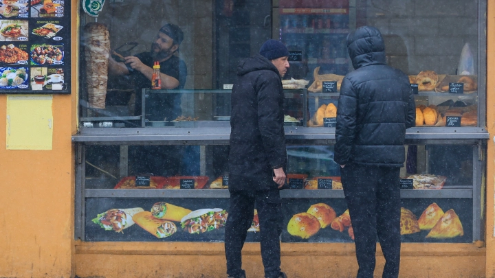 Эксперт Роскачества предупредила об опасности употребления фастфуда в дождь