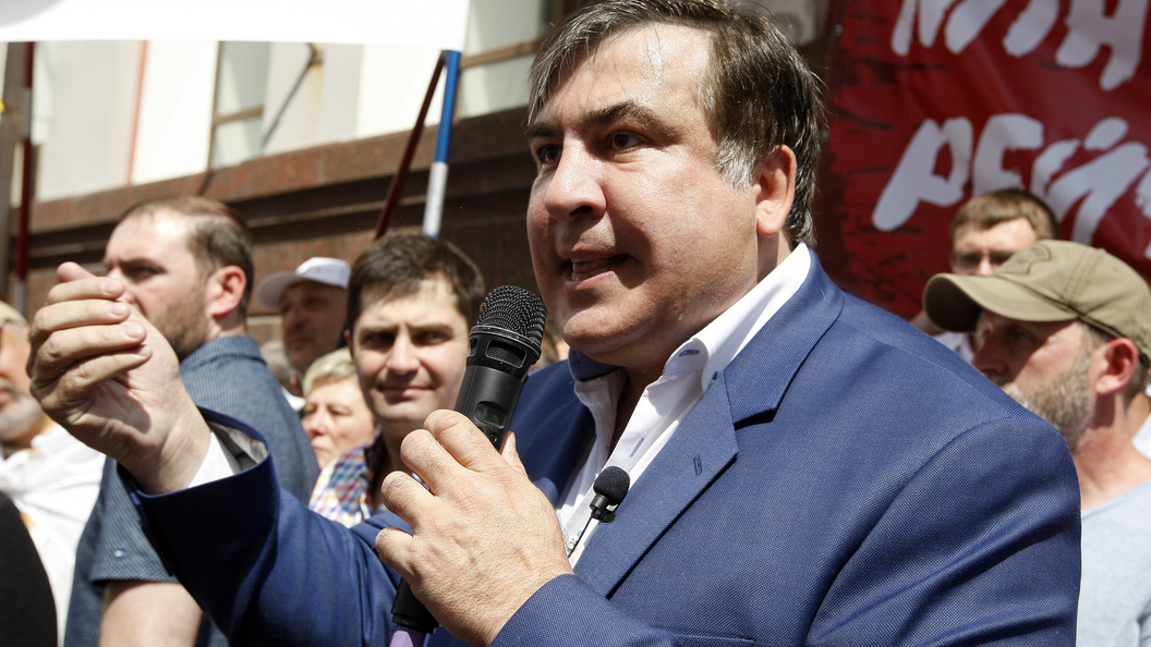 Порошенко решил не публиковать указ о лишении Саакашвили гражданства Порошенко решил не публиковать указ о лишении Саакашвили гражданства