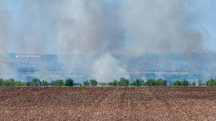 Сильный пожар в Ростовской области: Огонь перекинулся на жилые дома