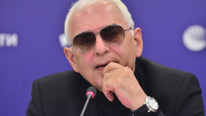 Карен Шахназаров сравнил министра с больным шизофренией. И был прав