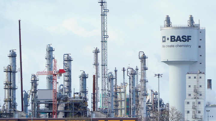 Химический гигант BASF терпит убытки и сокращает свои мощности в Германии