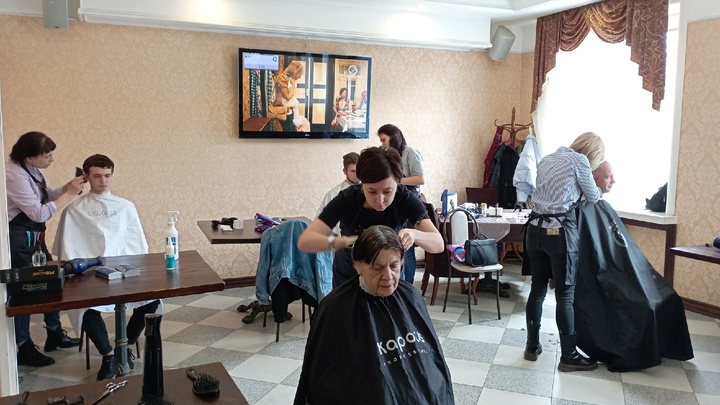 Хозяйка салона красоты из Городца ездит по области и бесплатно стрижёт донбасских беженцев