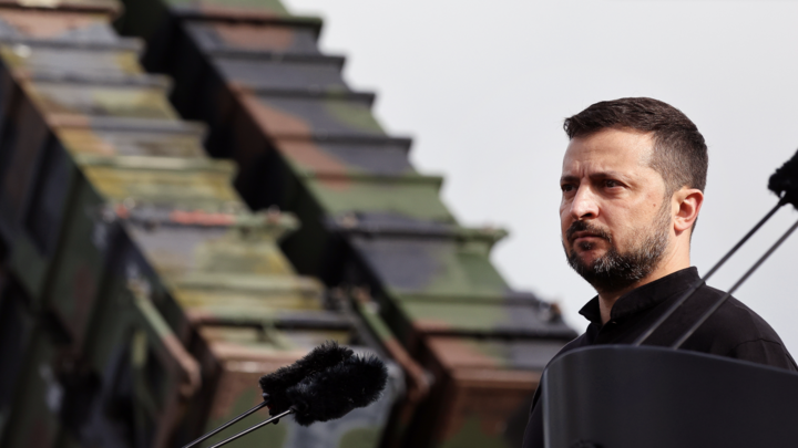 Зеленский обманул Лукашенко. К границе мгновенно пошли эшелоны с танками