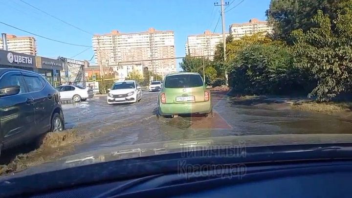 В Краснодаре на улице Ягодина прорвало канализацию