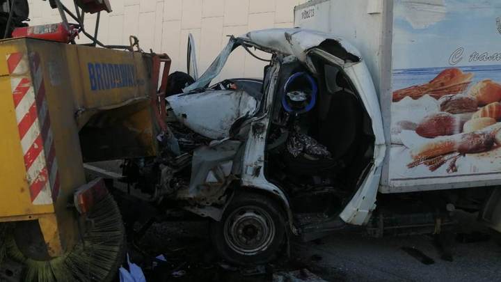 В Сочи спасатели вытащили зажатого в результате ДТП водителя «ГАЗели»