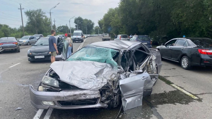 В Новокузнецке четыре автомобиля попали в жёсткое ДТП