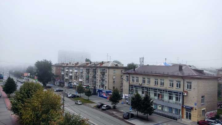 На Новосибирск опустился густой туман и привёл к пробкам на улицах