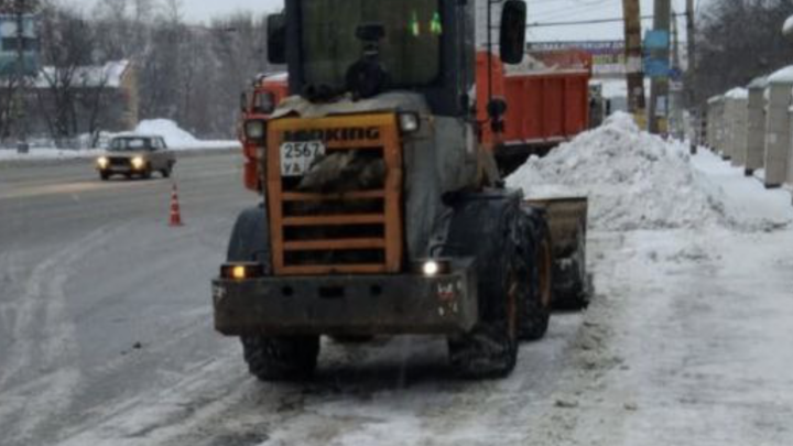 В Челябинске на оживленном перекрестке прорвало водопровод рядом с высоковольтной линией