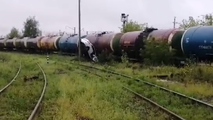 Двое взрослых и ребёнок пострадали в Дзержинске: их машина врезалась в грузовой состав