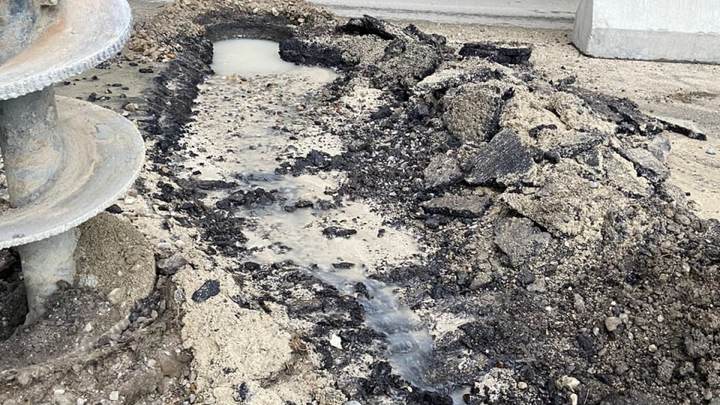 В Сочи на дорогу сошёл оползень из-за разрушенного трубопровода. Введён режим ЧС