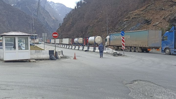 Большегрузный коллапс в Верхнем Ларсе. Что на самом деле происходит на погранпереходе