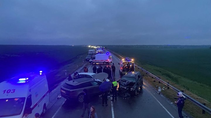 Массовое ДТП с Range Rover. Водитель вылетел на встречку. Погиб человек, среди пострадавших - дети