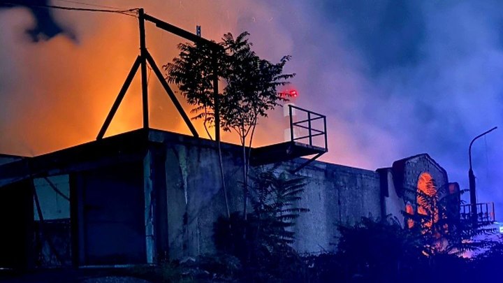 В Новороссийске сгорели байкерское кафе и батутный центр