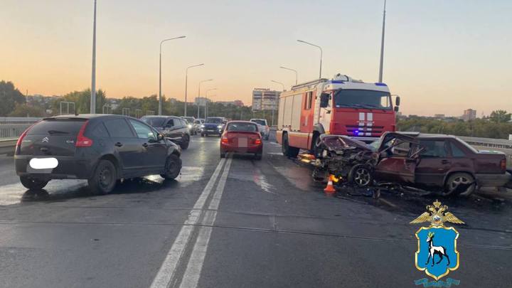 На Южном мосту в Самаре на встречке столкнулись две иномарки